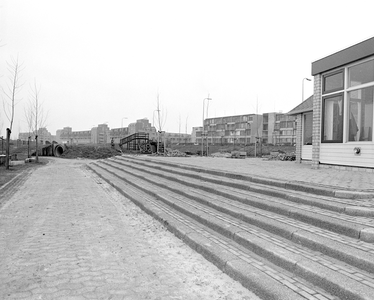 883307 Gezicht op het terrein bij het clubhuis van de bouwspeeltuin Lunetten aan de Oude Liesbosweg te Utrecht. Op de ...